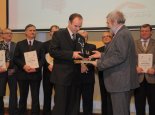 Statuette and Bronze Laurel of Innovation handed by prof. Krzysztof Żmijewski - Charman of the Competition Experts Panel